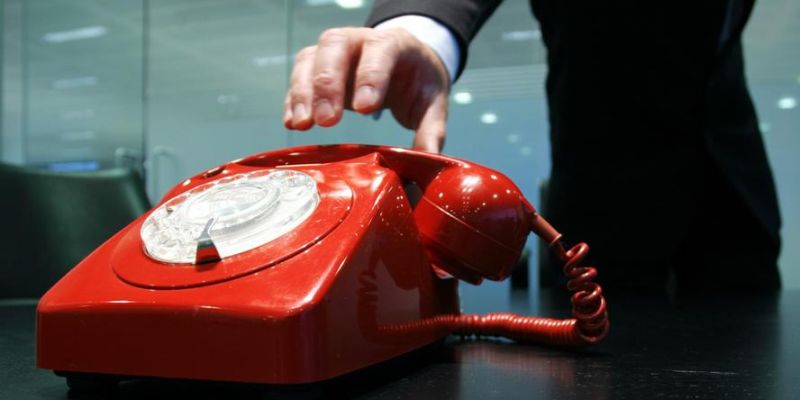 Liên hệ 2 Gặp nhân viên thông qua Hotline là hình thức liên lạc nhanh